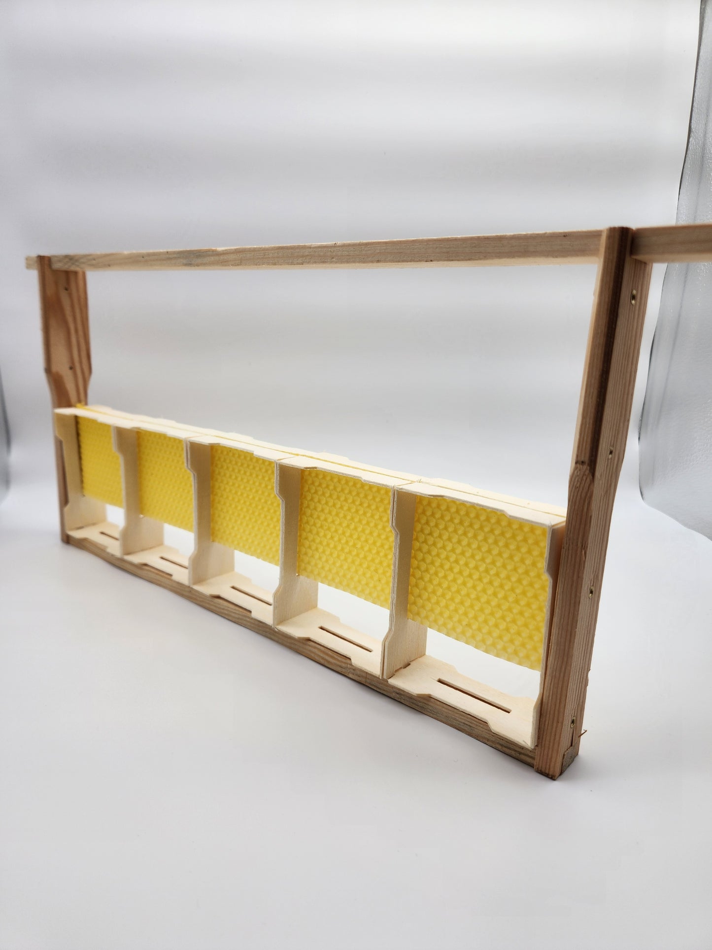 Honeycomb frames with special external dimensions suitable for insertion into Zander frames