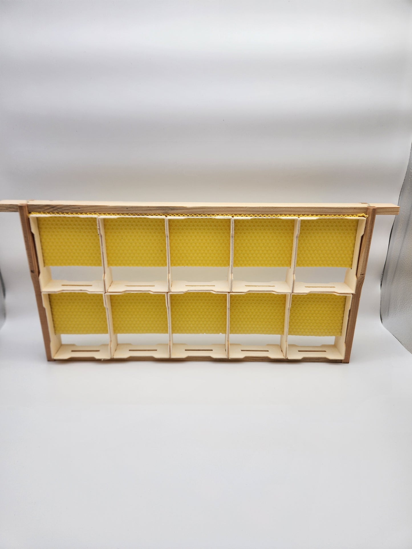 Honeycomb frames with special external dimensions suitable for insertion into Zander frames
