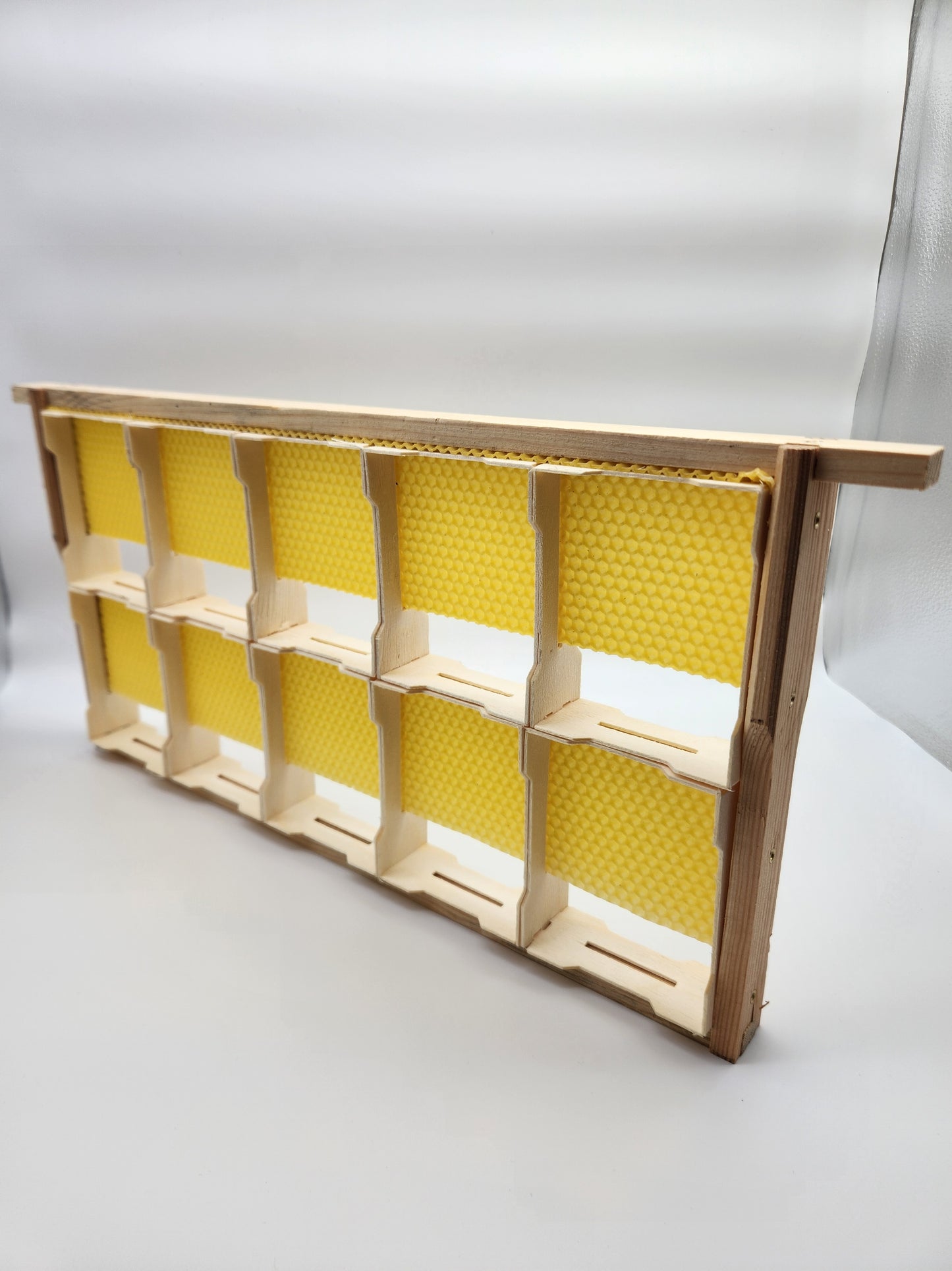 Honeycomb frames with special external dimensions suitable for insertion into Zander frames