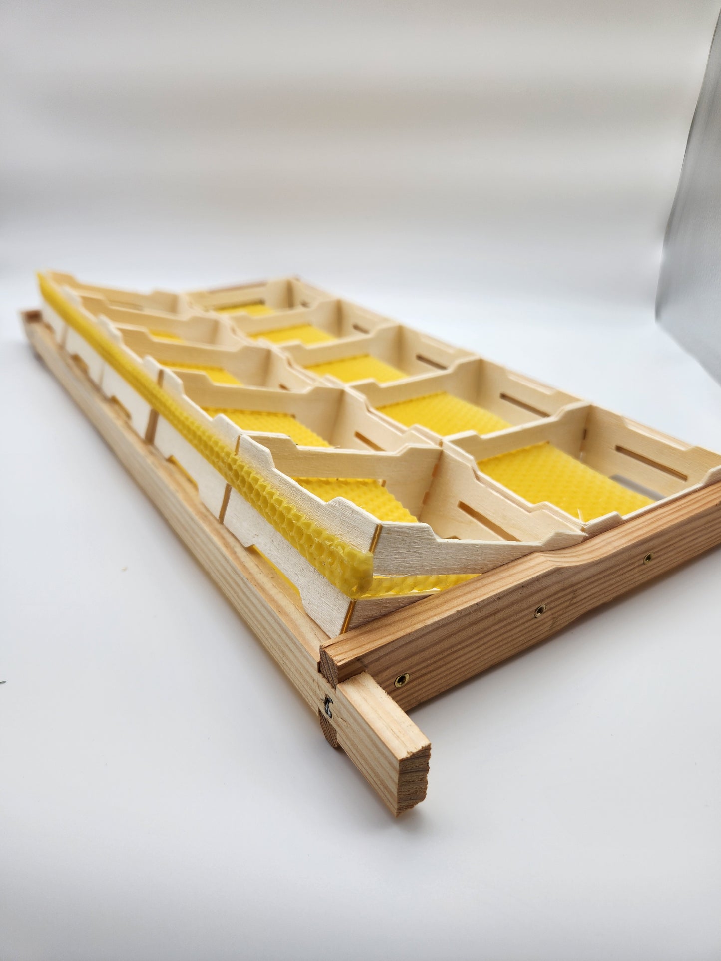 Honeycomb frames with special external dimensions suitable for insertion into Zander frames